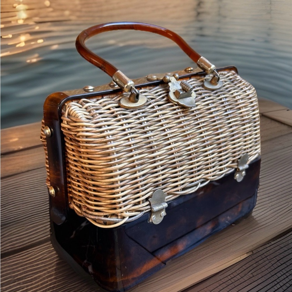 Vintage Lucite Acrylic Woven Wicker Rattan Purse Hong Kong Clam Shell Handbag